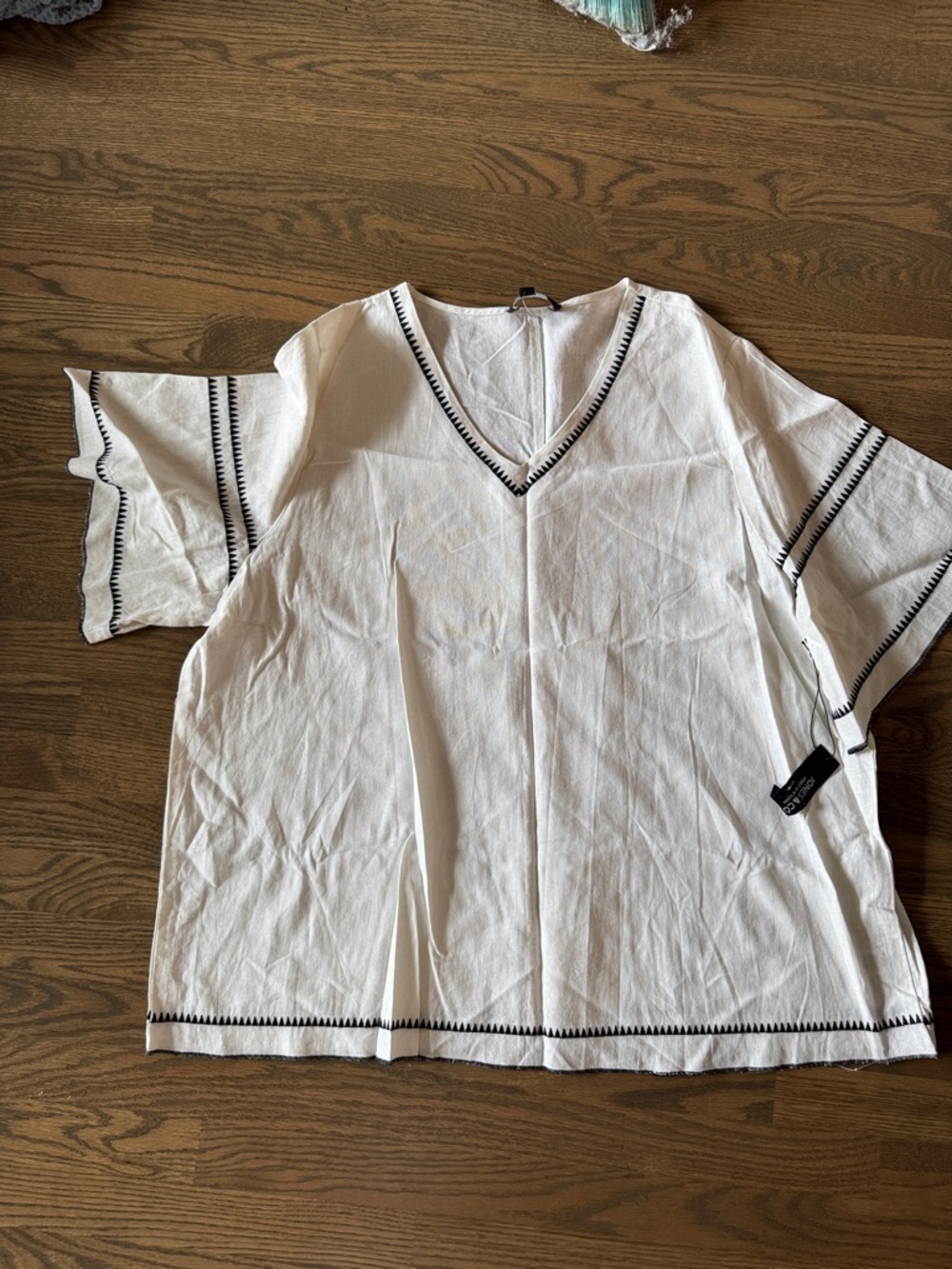 Women’s Linen White V-Neck Short Sleeve Shirt with Black Trim